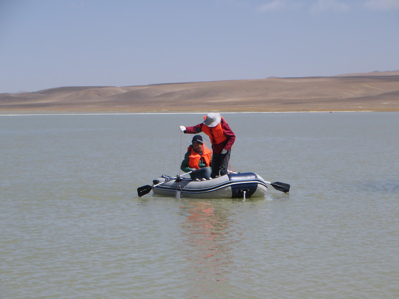 2018年曲依措盐湖勘查项目组工作缩影（技术人员正在湖面测量地表卤水、采集地表卤水样品）