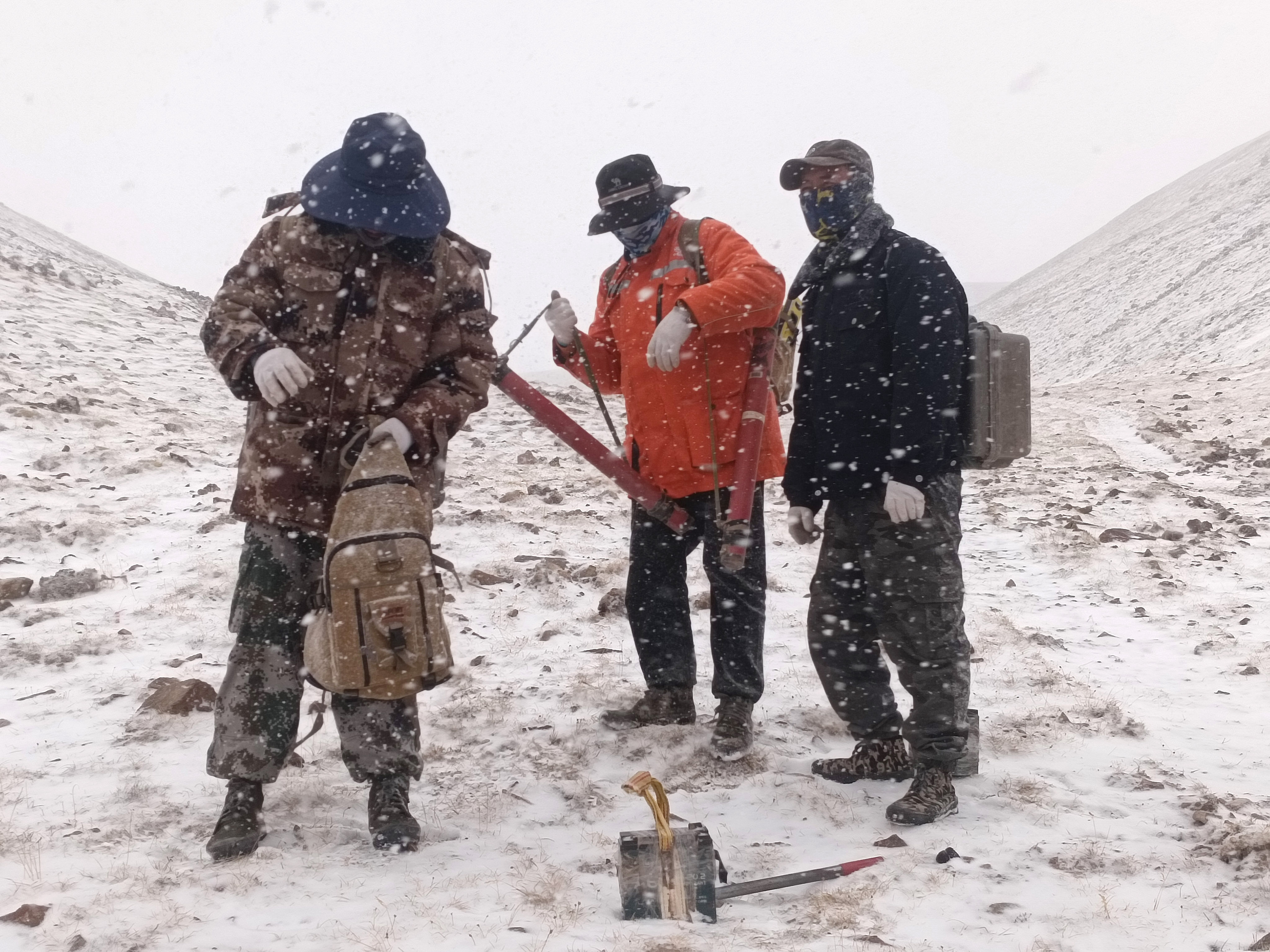 项目部人员冒着高原风雪肆虐开展野外工作